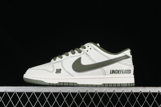 Nike SB Dunk Low x Undefeated Collaboration Casual Skate Shoes - UN1697-633