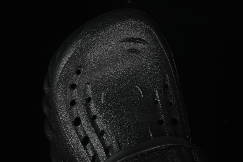 Crocs Classic Clog Slip-On Beach Sandals with Ventilation Holes - B.D4