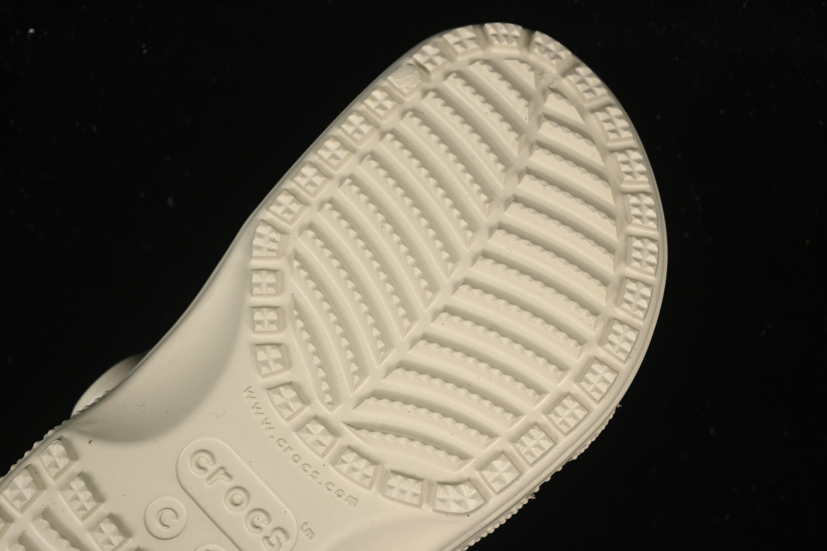 Crocs Classic Clog Kids Lightweight Slip-Resistant Comfortable Sandals - B.D4