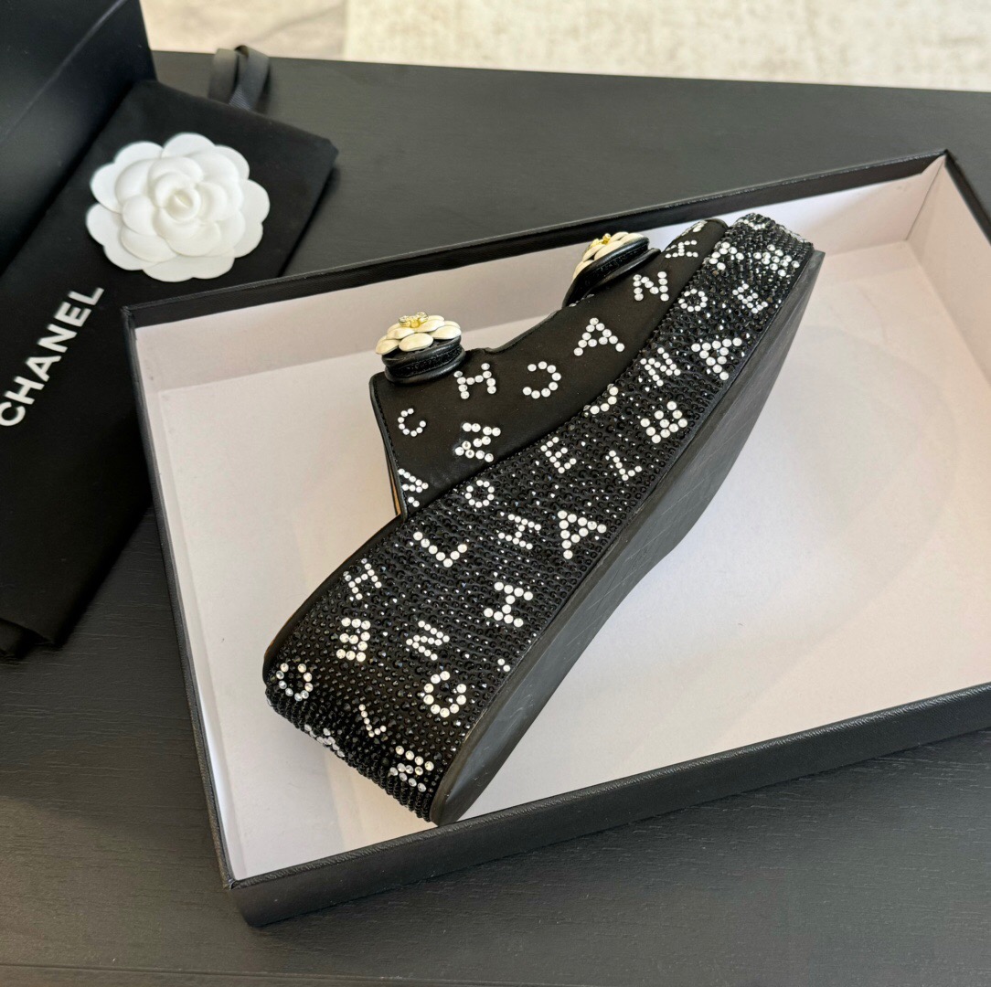 2025 Women Chanel Black PEARL Leather Slippers LY00330