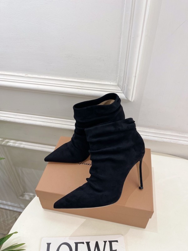 Gianvito Rossi Fall Winter 2025 GR Pointed Toe Retro Pleated High Heel Ankle Boots - KFY00340